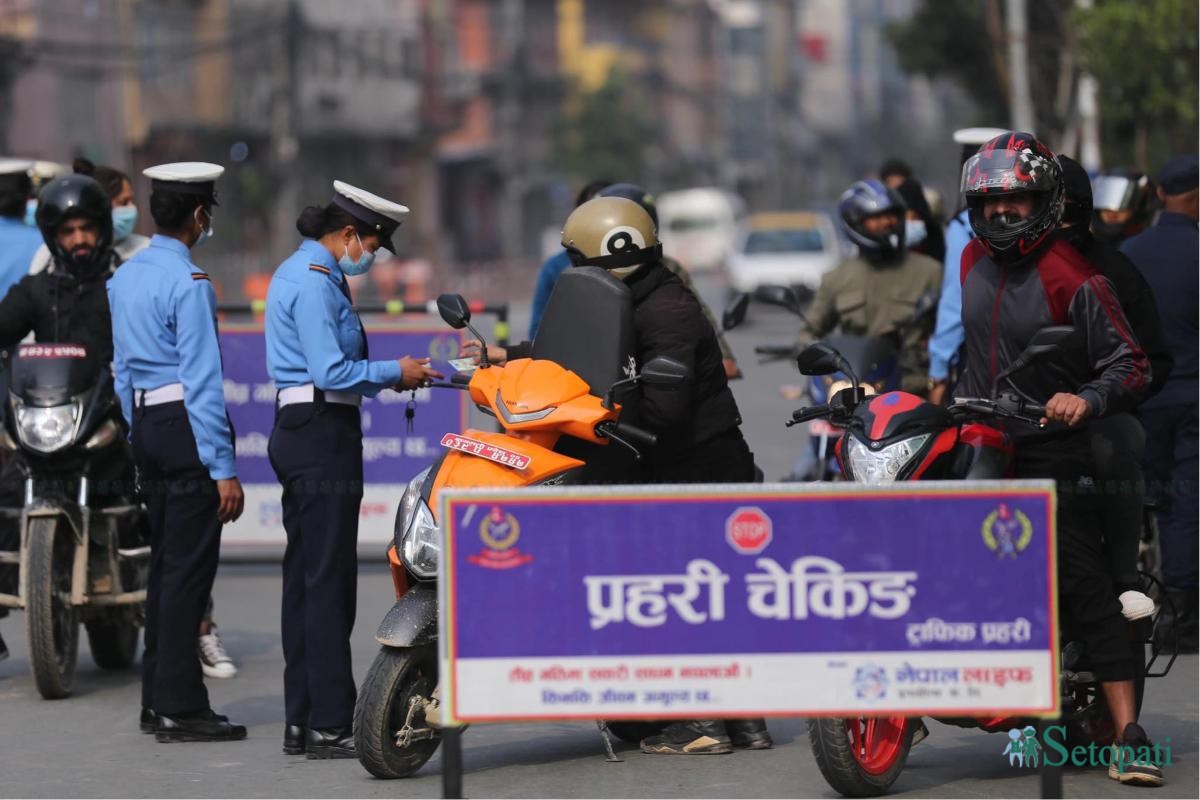ट्राफिक प्रहरीलाई चश्मा हस्तान्तरण