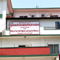 बर्खामा ज्यानको बाजी थापेर खोला तर्ने बाध्यता हट्यो