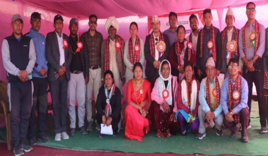 बर्खामा ज्यानको बाजी थापेर खोला तर्ने बाध्यता हट्यो