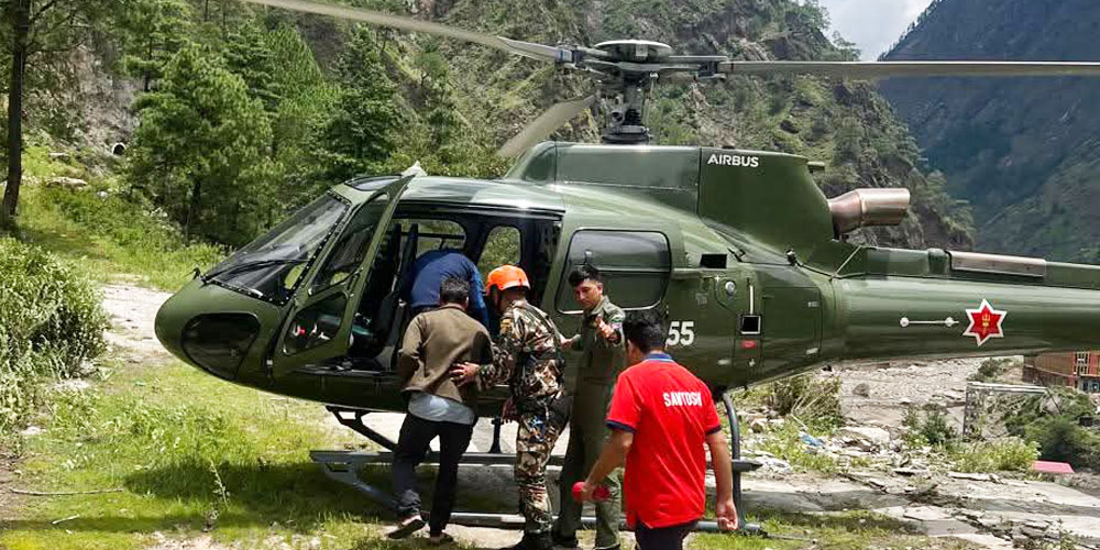 जलविद्युत आयोजनामा फसेका २३ जनाकाे हेलिकाेप्टरबाट उद्धार