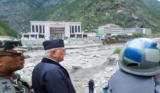 रसुवा र नुवाकोटको बाढी प्रभावित क्षेत्रमा प्रधानमन्त्री (फोटो फिचर)