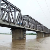 जोखिम मोलेर सडक निर्माणको काम गर्दै