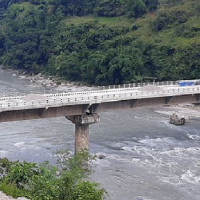 जोखिम मोलेर सडक निर्माणको काम गर्दै