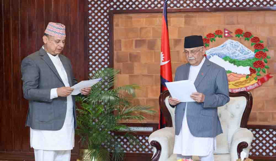कुलपतिसमक्ष त्रिविका उपकुलपतिको शपथ