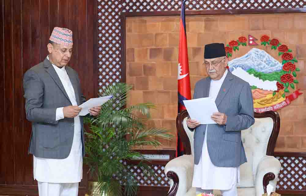 कुलपतिसमक्ष त्रिविका उपकुलपतिको शपथ