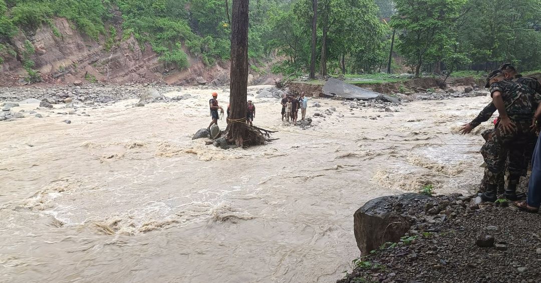 गोदावरी नदीमा फसेका छजनाको उद्धार
