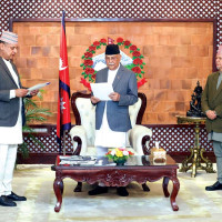 नगरभित्रका सडक कालोपत्रे गरिँदै