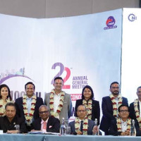 अल्लोबाट कपडा बुन्दै महिला