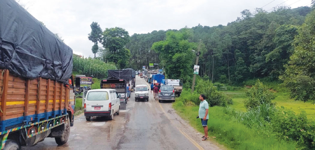 बिपी राजमार्ग घन्टौँ अवरुद्ध