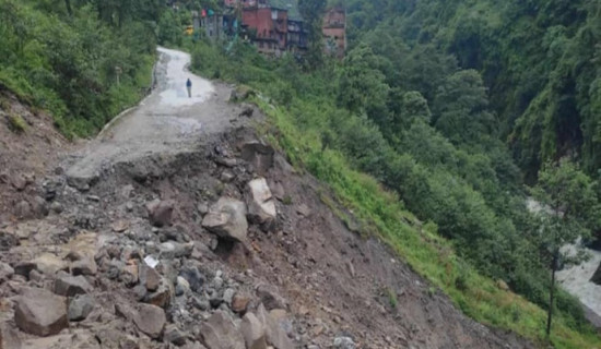पहिरोले तातोपानी नाका सडक पूर्ण बन्द