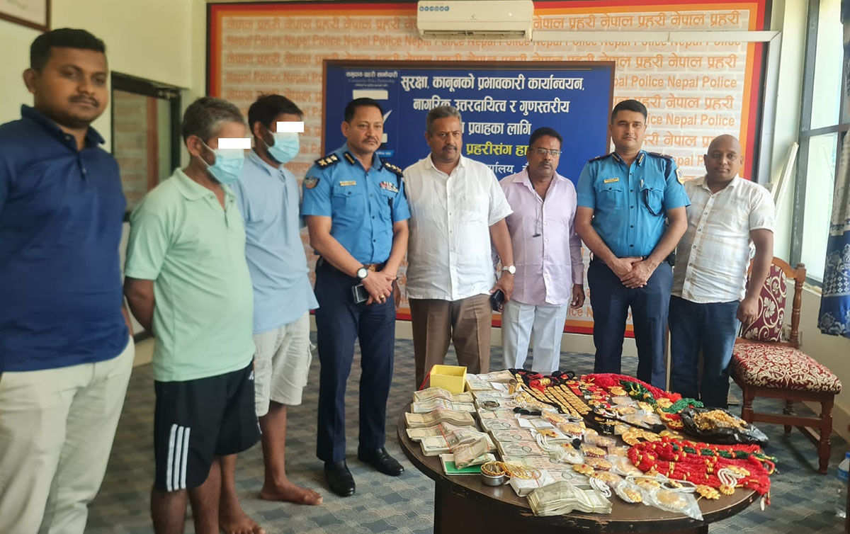 नेपालीले भारतमा चोरेको गहना र पैसा सम्बन्धित धनीलाई बुझाइयो