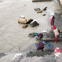 बसको ठक्करबाट बालिकाको मृत्यु : स्थानीयद्वारा बसमा आगजनी