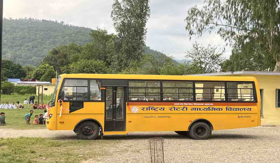 सामुदायिक विद्यालयमा बस सेवा