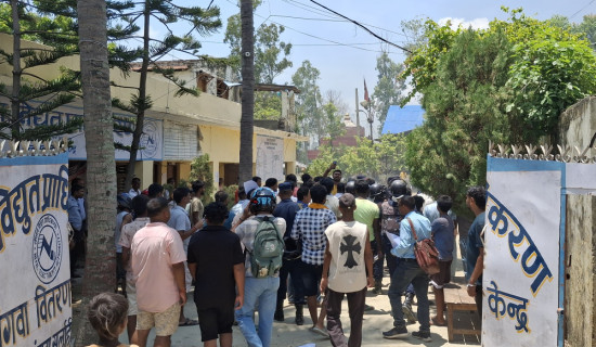 झ्याप झ्याप गरेर बिजुली कटौती भएपछि बिजुली कार्यालय घेराउ