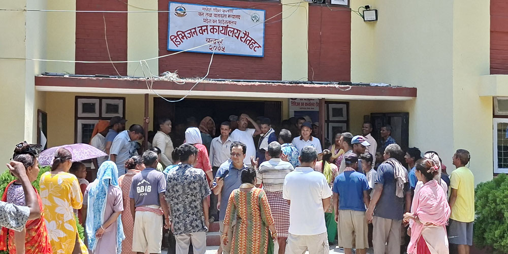 हात्ती नियन्त्रण गर्न दबाब दिँदै डिभिजन वन कार्यालय घेराउ