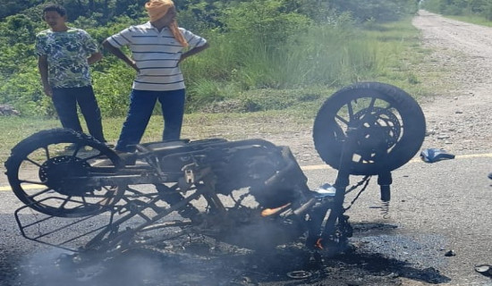 पिकअपसँग जुध्दा मोटरसाइकलमा आगलागी, सिपाहीसहित पाँच घाइते