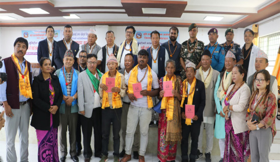 धनकुटाको साँगुरीगढिमा ५ जनालाई जग्गा धनीपुर्जा वितरण