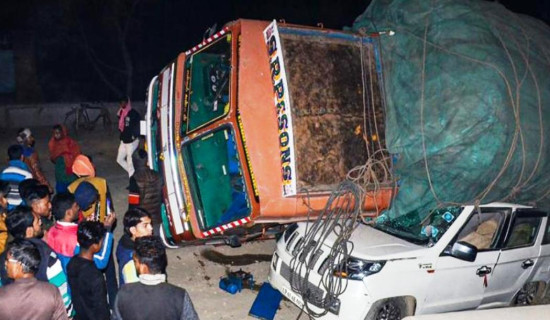 भारतमा आँप बोकेको लरी पल्टिँदा नौ को मृत्यु, ११ जना घाइते