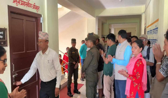 स्मार्ट बोर्ड खरिदमा अनियमितता भएको भन्दै गाउँपालिकामा तालाबन्दी