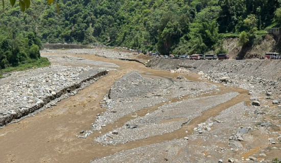 लेदोको कारण सडक कटान हुँदा बिपी राजमार्ग पूर्णरुपमा अवरुद्ध