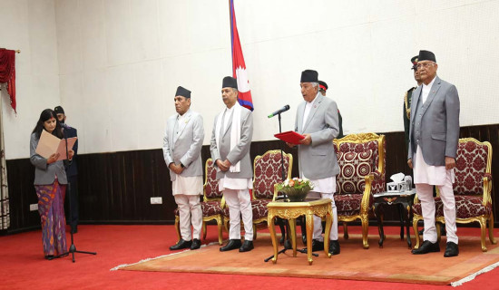 राष्ट्रपति पौडेलसमक्ष नवनियुक्त मन्त्री न्यौपानेको शपथ