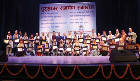 राष्ट्रिय तथा प्रादेशिक पुरस्कार प्रदान