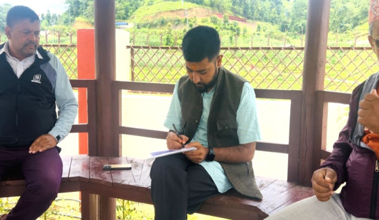 पालिकामा तालाबन्दी, बाहिर बसेर जनतालाई सेवा