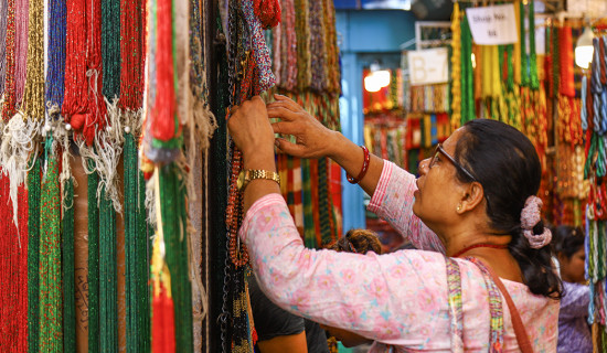 हरियो चुरा, पोतेले रङ्गियो बजार (फोटो फिचर)
