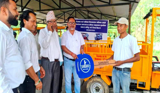 किसानलाई ७० प्रतिशत अनुदानमा ई-लोडिङ रिक्सा वितरण