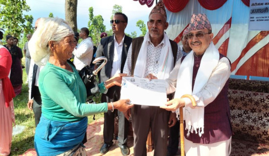 भूमिहीन दलित, सुकुम्बासीलगायतलाई जग्गाधनी पुर्जा वितरण