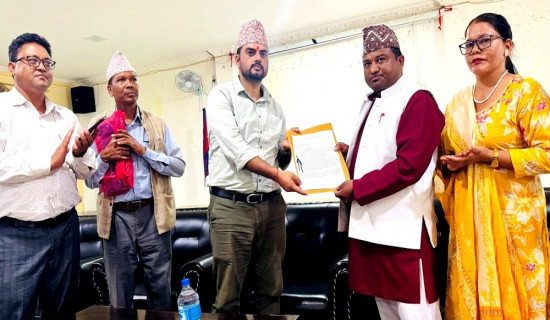 आमा सुरक्षा कार्यक्रम बन्द नगर्न माग गर्दै बाँकेका आठ दलको विरोध
