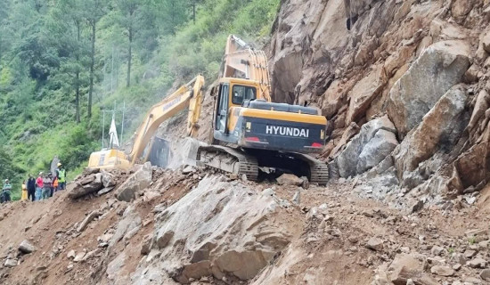 बाढी र पहिरोले सडक अवरुद्व हुँदा सर्वसाधारणलाई सास्ती