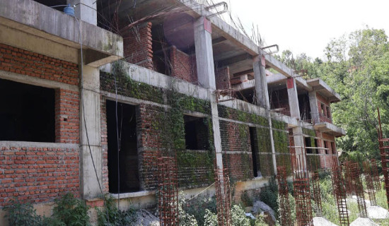 दुईवर्षमा सक्नुपर्ने बागलुङ नगर अस्पताल भवन, चारवर्षमा आधा काम