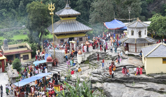 गलेश्वर शिवालयमा भक्तजनको भीड (फोटो फिचर)