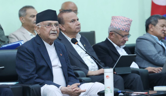 तस्बिरमा नेकपा (एमाले) को केन्द्रीय कमिटी बैठक