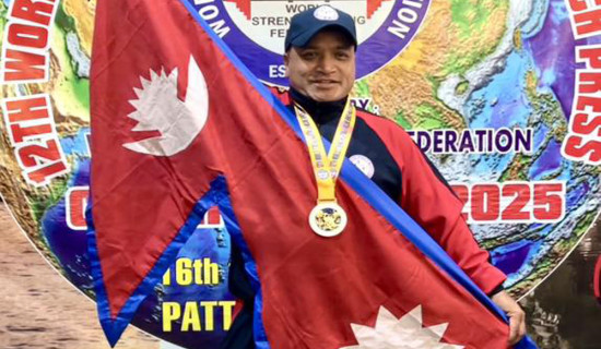 नेपाल टस जितेर ब्याटिङ गर्दै