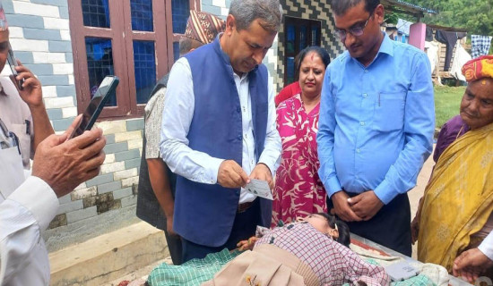 प्रमुख जिल्ला अधिकारी हुनु त यस्तो पो : अशक्तलाई घरमै नागरिकता