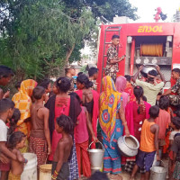 सडकबीचमा बिजुलीका खम्बा