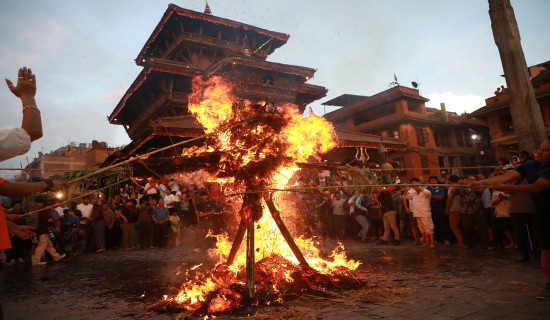 घण्टाकर्णलाई जलाउँदै