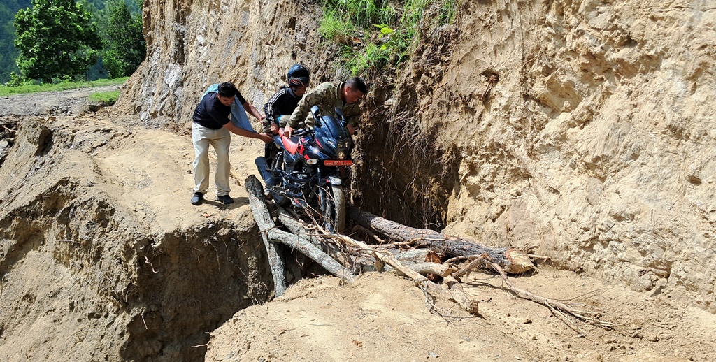 खोटाङलाई तराईसँग जोड्ने सडक पूर्णरुपमा बन्द