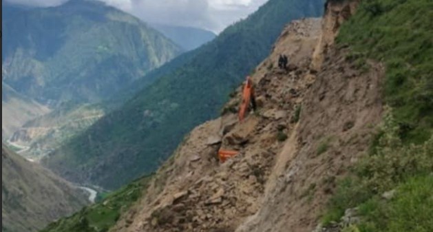 थलाहाल्नको भीरमा सडक खन्दा एक्स्काभेटर पुरियो