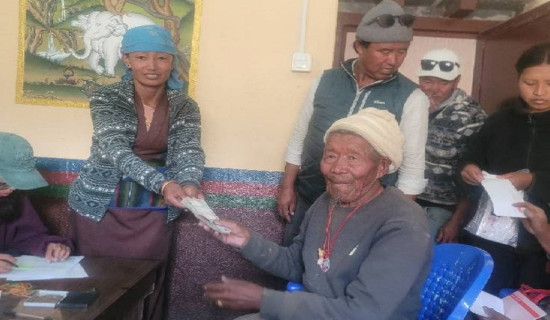 घरदैलोमै भत्ता पाएपछि छोसेरका वृद्धवृद्धा दङ्ग