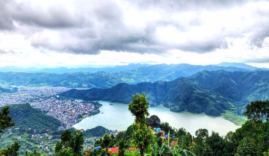 फेवाताल र पोखराको दृश्य