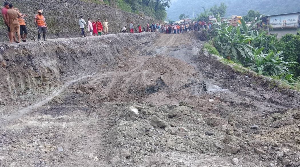 सिद्धार्थ राजमार्ग भाँसिदा सडक अबरुद्ध