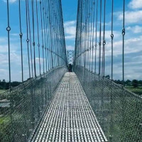 बाढीले पुरिएका  सामान निकालिँदै