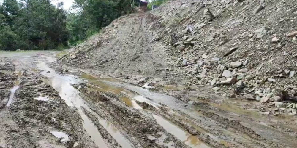 रामेछापका मूल सडकमा गाडी गुडाउनै कठिन