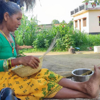 बाढीले पुरिएका  सामान निकालिँदै