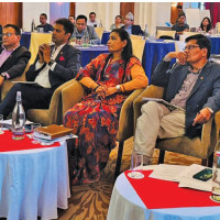 बाढीले पुरिएका  सामान निकालिँदै