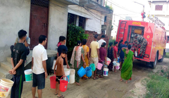नेपाली सेनाद्वारा वीरगञ्जमा पानी वितरण