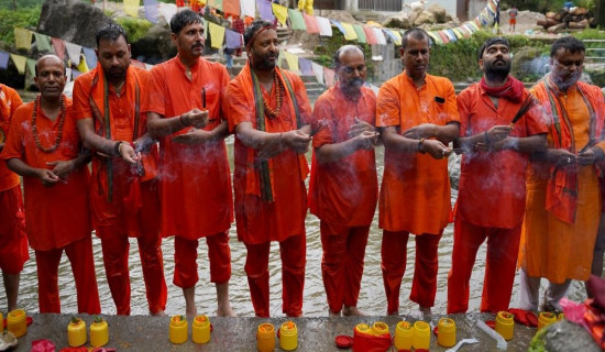बोल बम यात्रा गर्न हजारौँ भक्तजन सुन्दरीजलमा